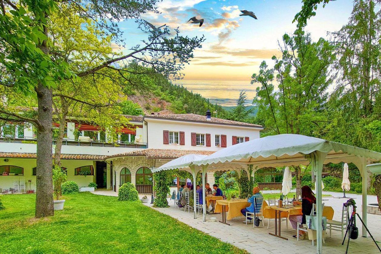 Hotel La Ginestra Acqualagna Exteriér fotografie